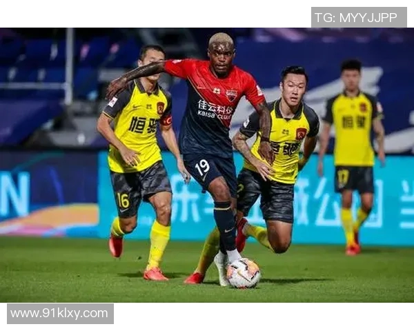 成都足球队的阵地战解析:战术布局与球员配合的深度剖析 成都足球队的阵地战解析:战术布局与球员配合的深度剖析