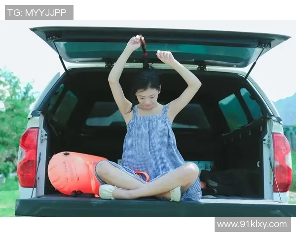 清新夏日畅游,泳装搭配引领潮流,展现自信与活力的完美选择